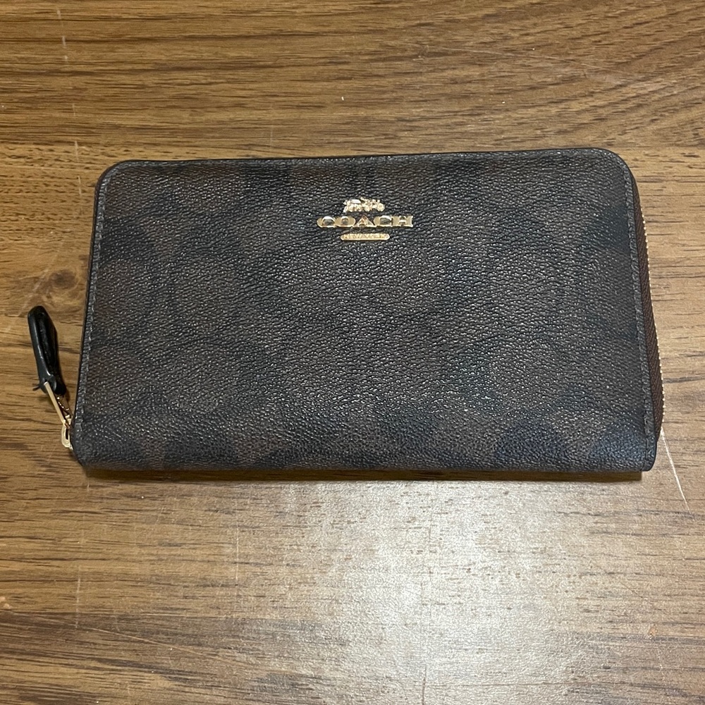 Coach dark brown wallet with logo, excellent condition